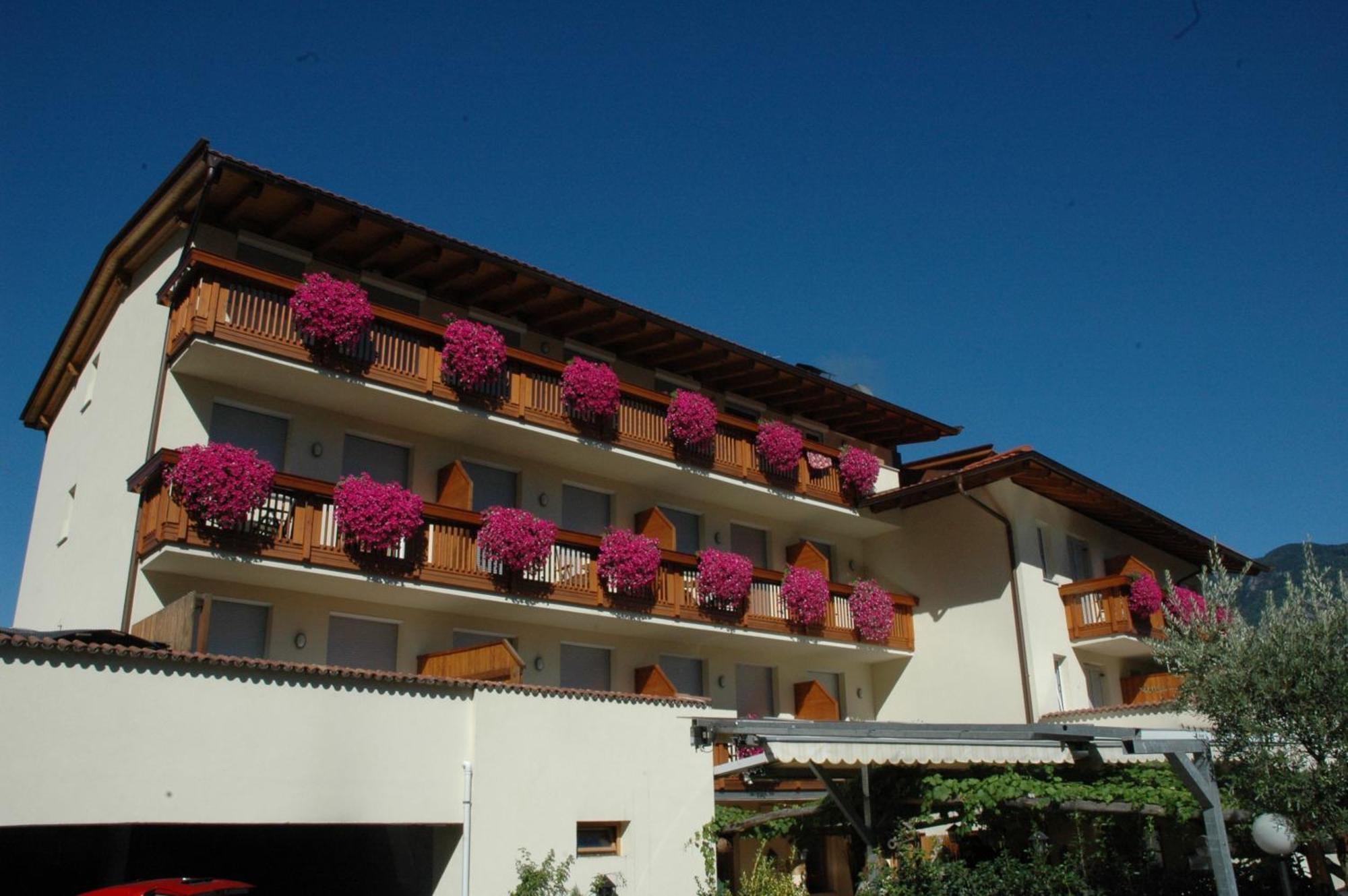 Hotel Löwenwirt Cermes Buitenkant foto